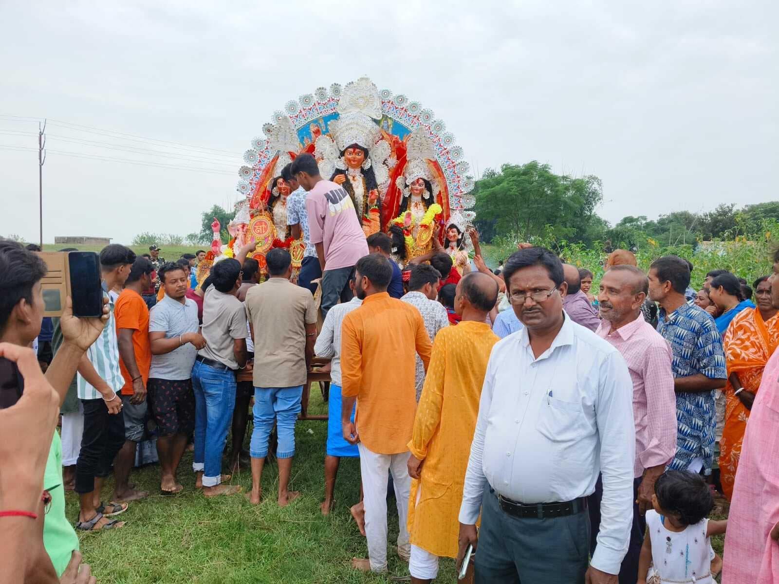 गड़जोड़ी में दुर्गा प्रतिमाओं का किया विसर्जन