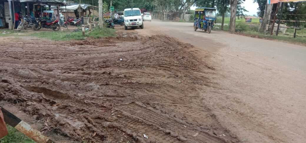 बालू डंपिंग यार्ड के कारण एनएच-333 पर कीचड़, बढ़ा हादसे का खतरा