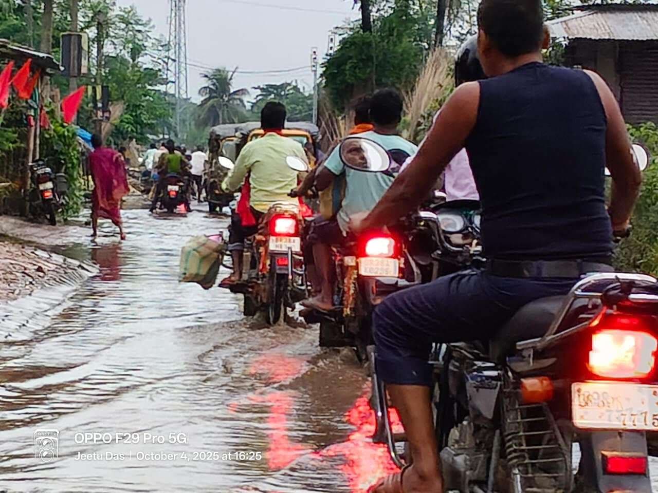 सड़क पर जलजमाव से लोगों में नाराजगी