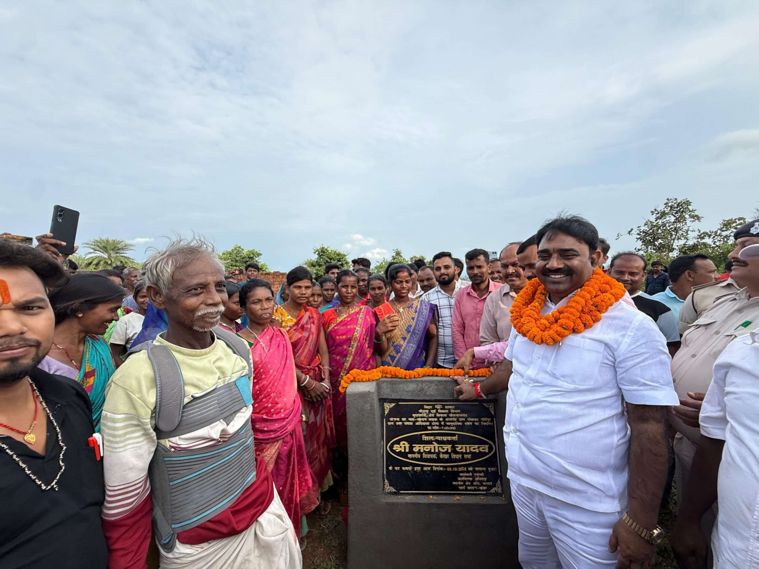 बेलहर विधायक ने चांदन में 3 करोड़ 30 लाख की योजनाओं का किया शिलान्यास