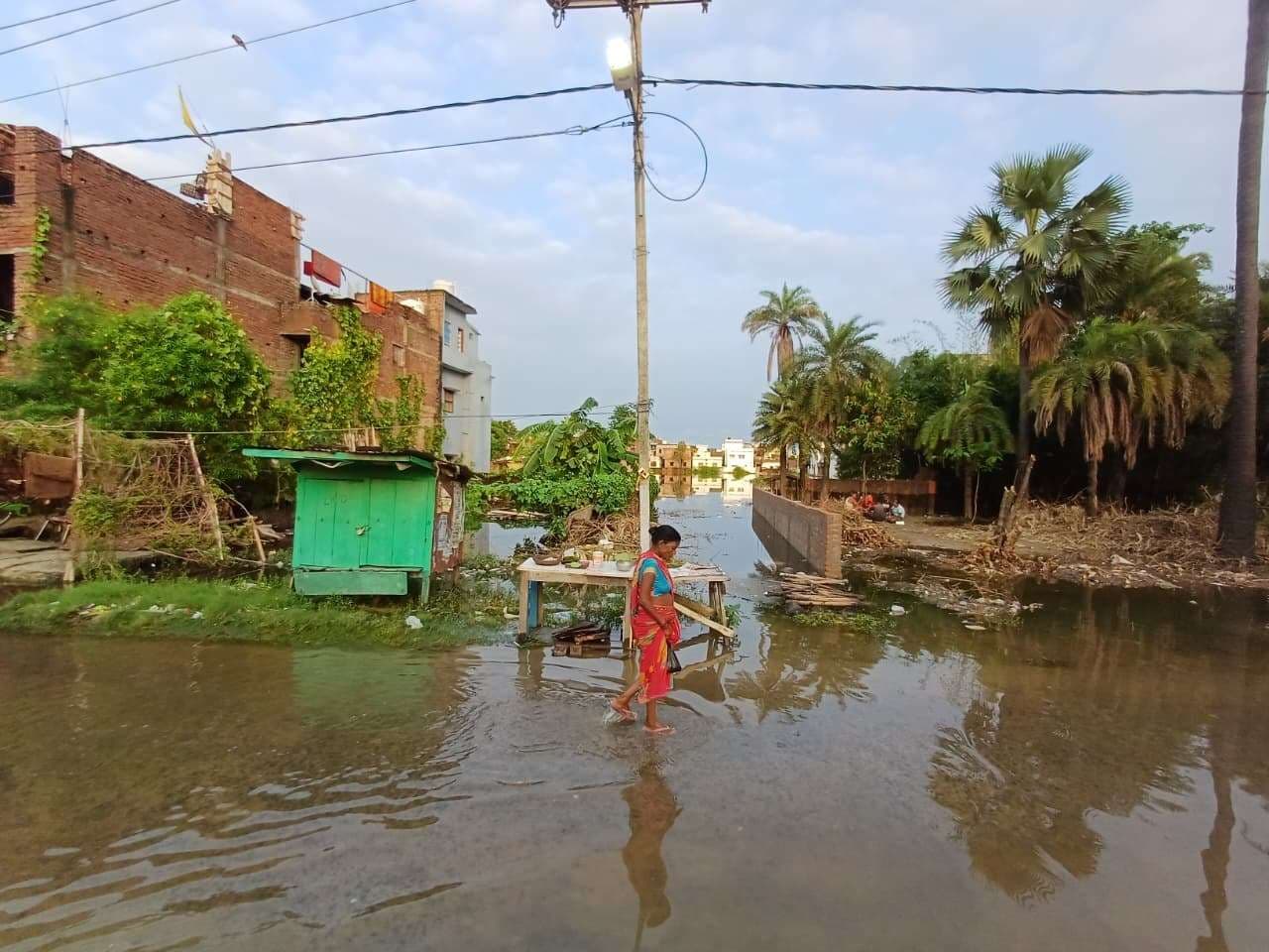 रामबाग-अतरदह और सादपुरा में अब भी घुटने तक पानी, मोहल्ले से निकलना मुश्किल, खतरे की आशंका