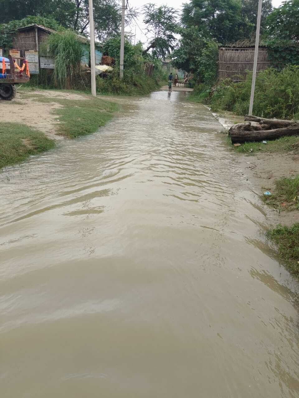 Darbhanga News: कोसी-कमला उफनाई, इटहर पंचायत के तीन गांव का सड़क संपर्क भंग