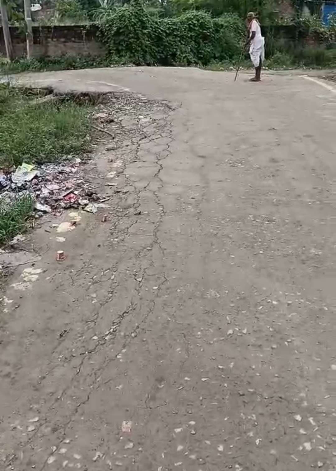 बनने के साथ ही दरक कर धंस गयी सड़क, गुणवत्ता की खुली पोल