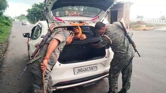 पथरगामा में पुलिस ने चलाया वाहन जांच अभियान