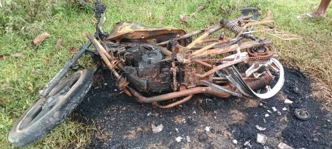 Seraikela Kharsawan News : कादलाकोचा मोड़ के पास पेट्रोल छिड़ककर बाइक में लगायी आग