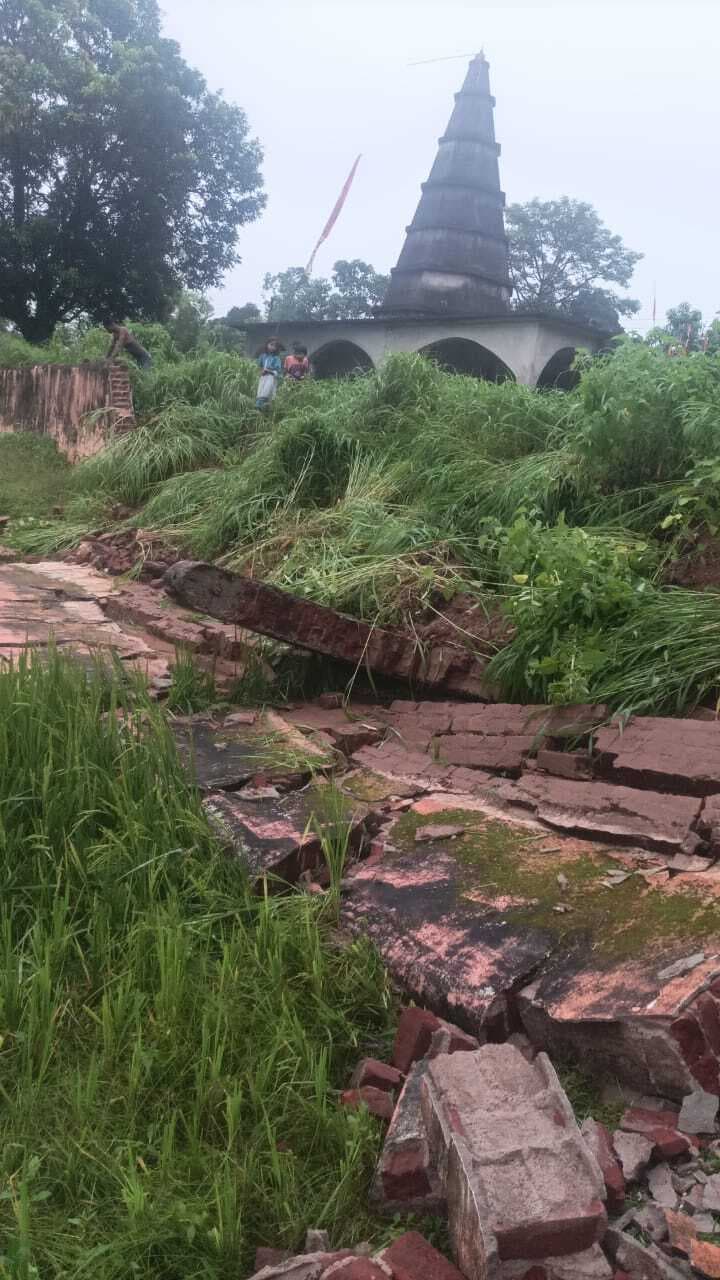 Giridih News :बारिश से हनुमान मंदिर का चहारदीवारी ढही