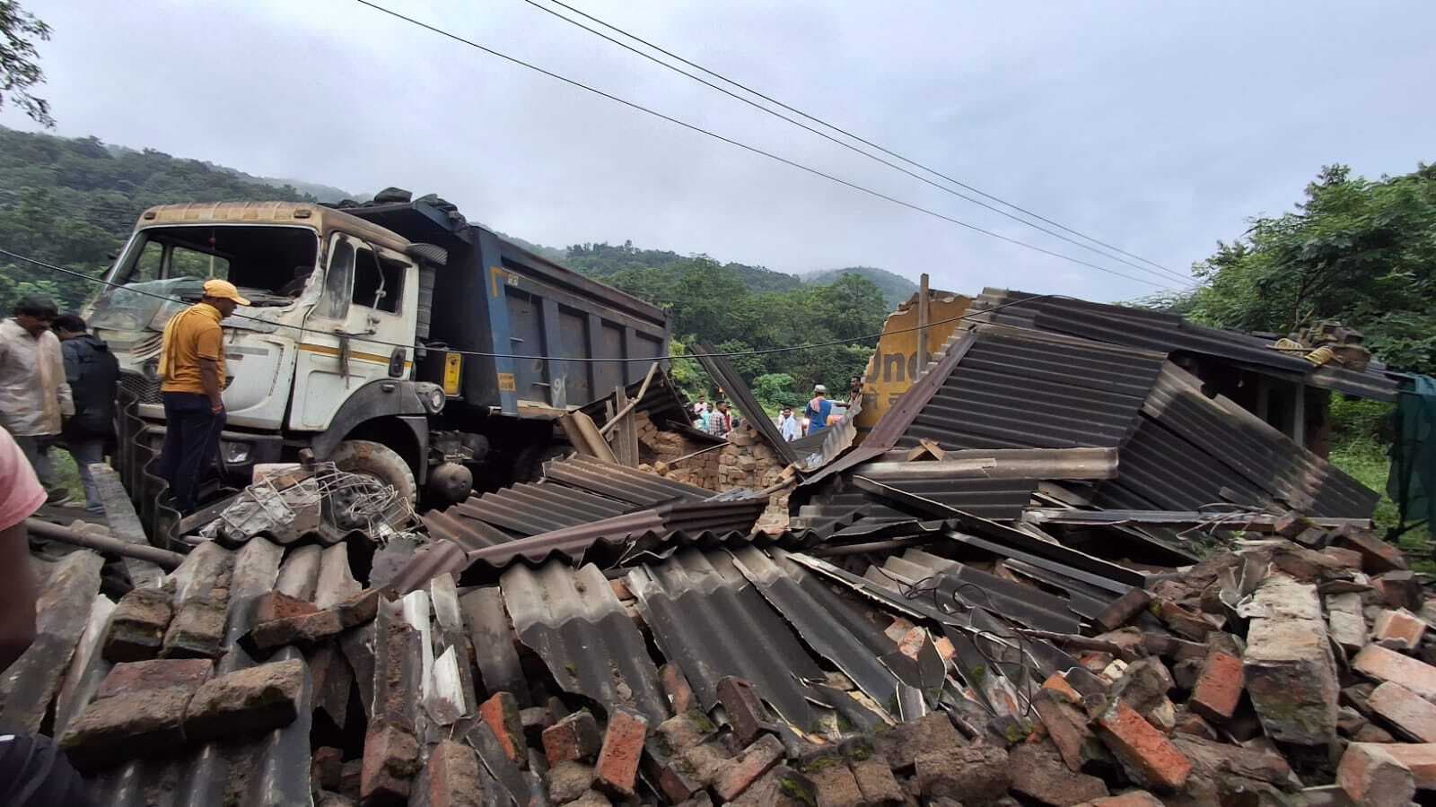 Seraikela Kharsawan News : सड़क पार कर रहा युवक हाइवा के धक्के से गंभीर