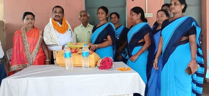 सेवानिवृत कर्मठ ड्रेसर दशरथ रवानी को दी गयी विदाई