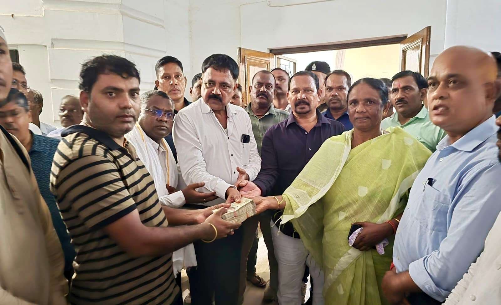 East Singhbhum News : मौसमी के परिजनों को दो लाख रुपये मुआवजा दिया