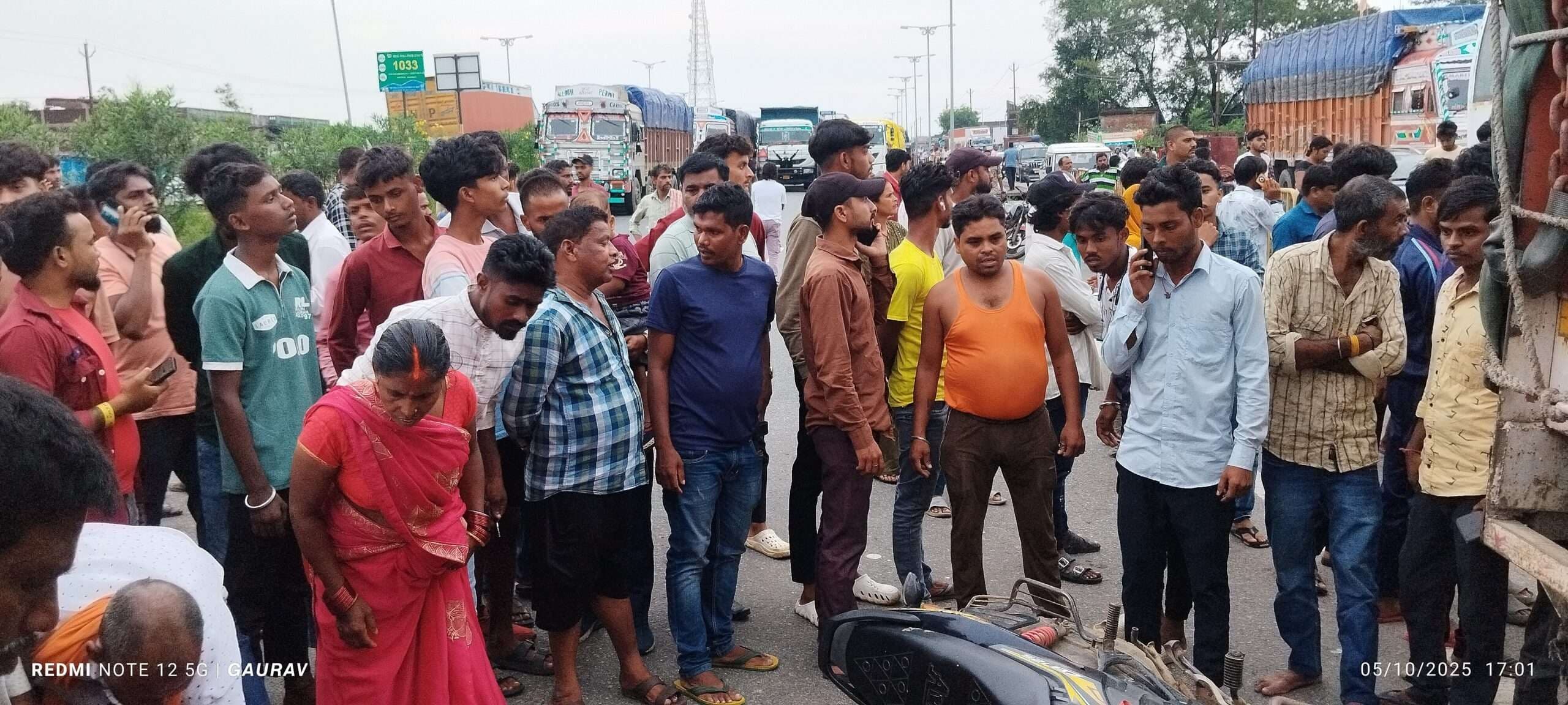 Giridih News :तेज रफ्तार मोटरसाइकिल खड़े ट्रक से टकरायी, पुत्र की मौत, मां गंभीर