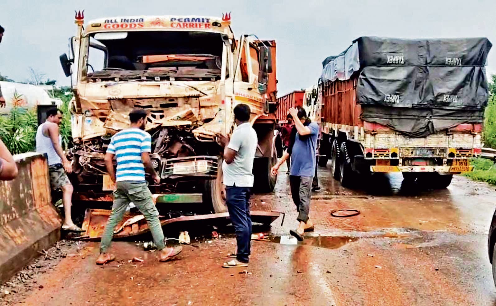 East Singhbhum News : रंगड़ो पुलिया में ट्रेलर ने ट्रक को मारी टक्कर, केबिन में फंसा रहा चालक