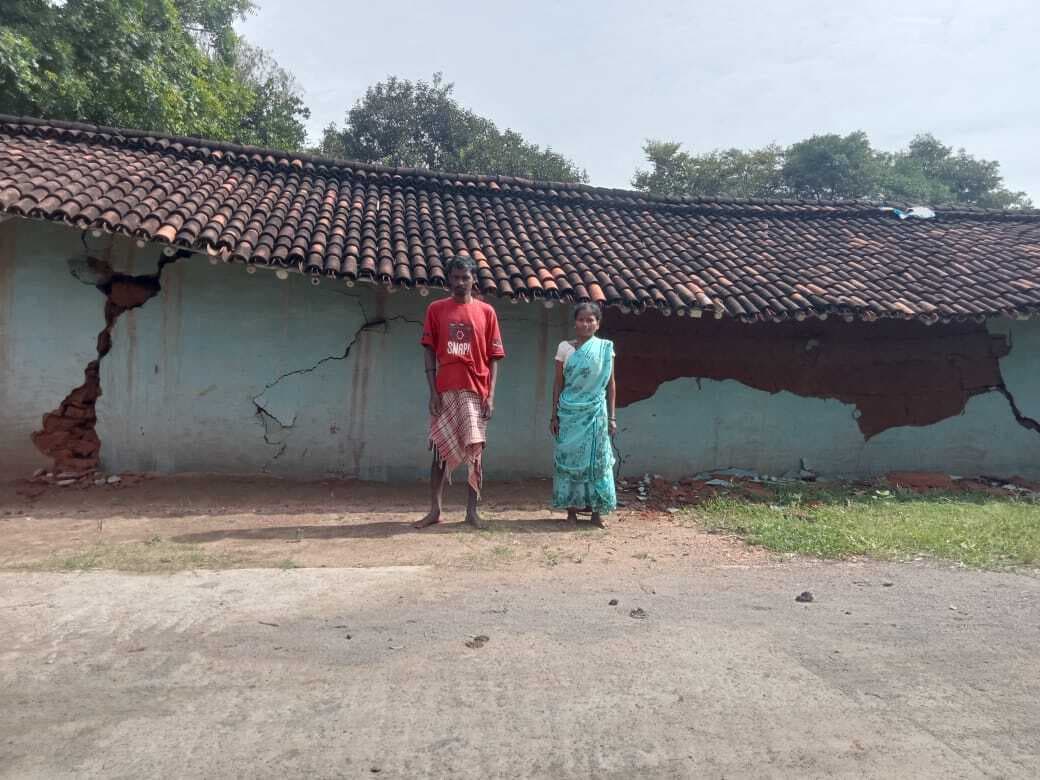 Giridih News :बारिश से घर धंसा, परिवार बेघर