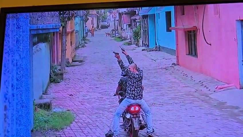 Jamshedpur News : तड़ीपार गुड्डू पांडेय के घर पर दिनदहाड़े गणेश सिंह गिरोह के टेका ने की ताबड़तोड़ फायरिंग, दोनों हाथ में पिस्टल लहराते भागा