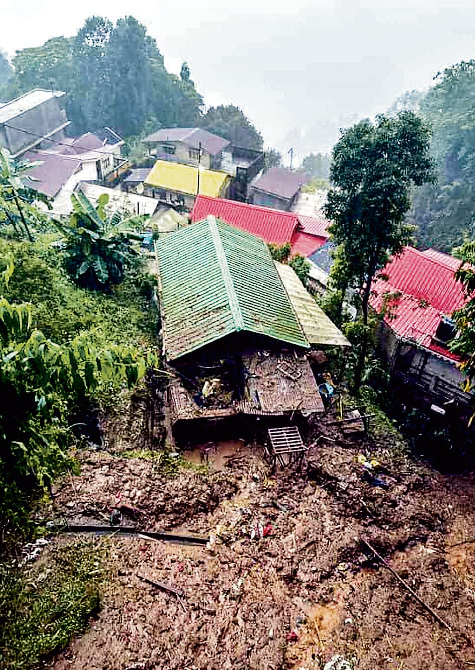दार्जिलिंग में बारिश-भूस्खलन से तबाही पुल बहा, 20 की मौत, सैकड़ों पर्यटक फंसे