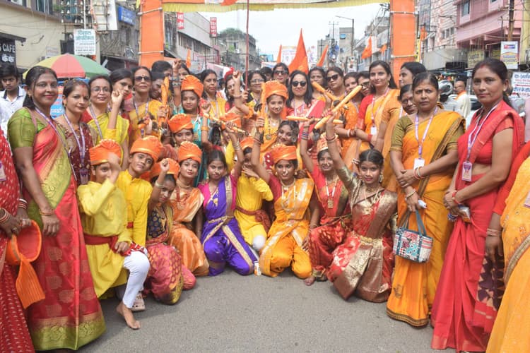 Dhanbad News: महाराजा अग्रसेन जी की जयंती पर निकली शोभा यात्रा