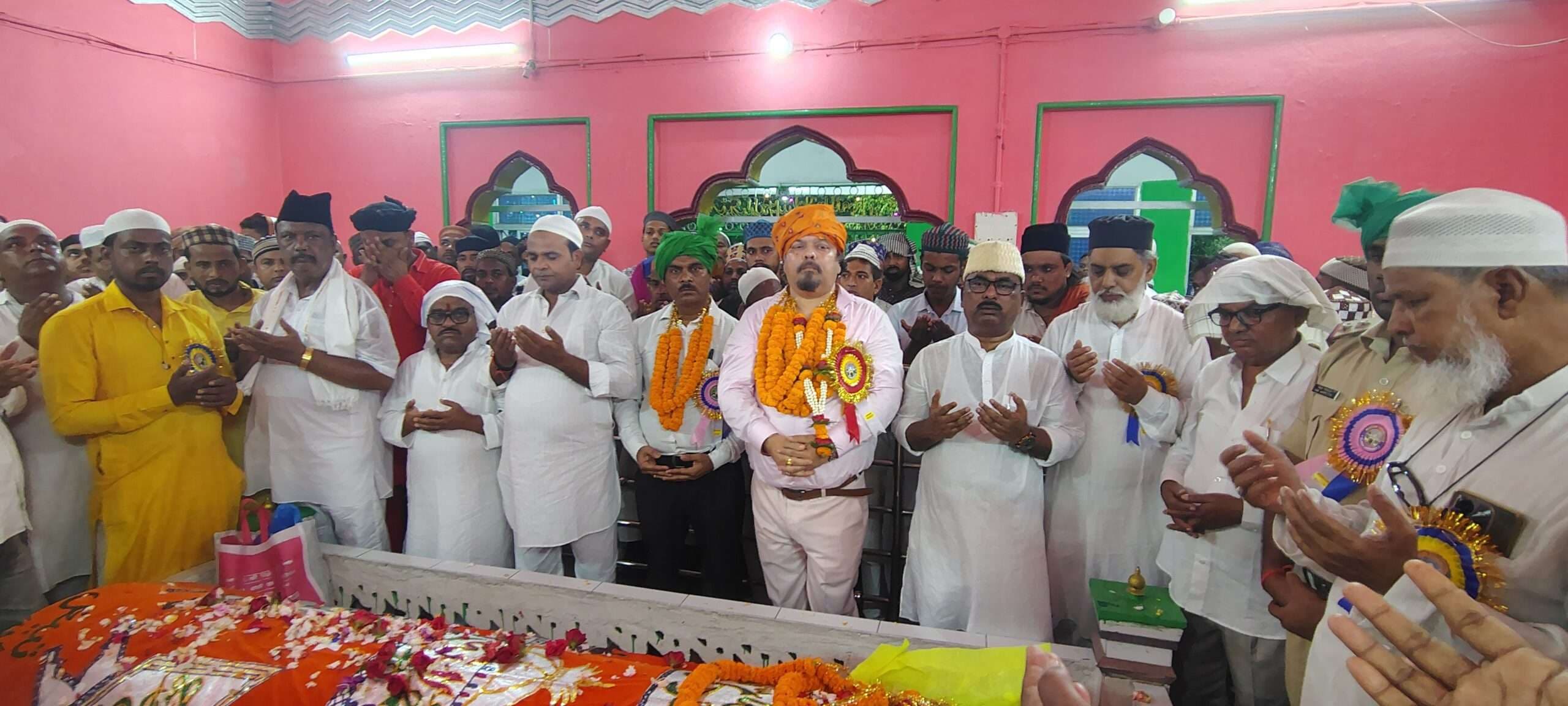 Dhanbad News: चादरपोशी के साथ सैयद अब्दुल अजीज शाह बाबा का उर्स शुरू