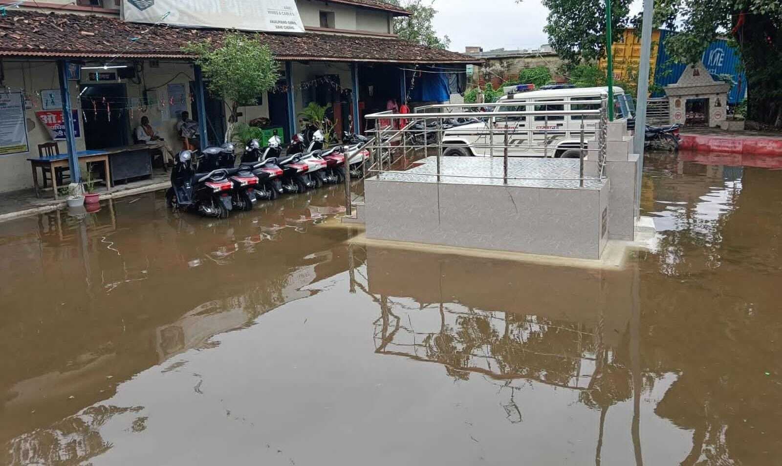 Motihari : थाने में घुसा सिकरहना नदी का बाढ़ का पानी, धान की फसल को नुकसान