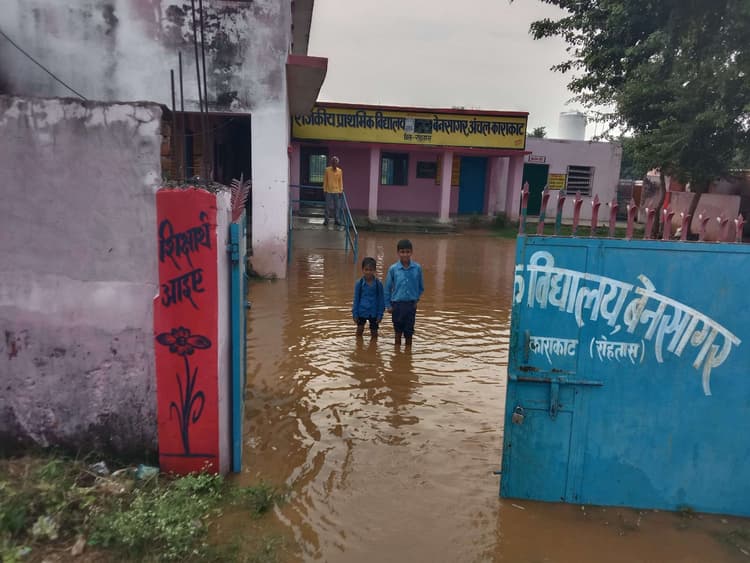 Sasaram News : बाढ़ का पानी कई गांवों व स्कूलों में घुसा, परेशानी