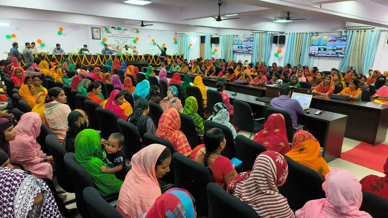 Motihari: 55 हजार लाभुकों के खाते में गयी महिला राेजगार की राशि