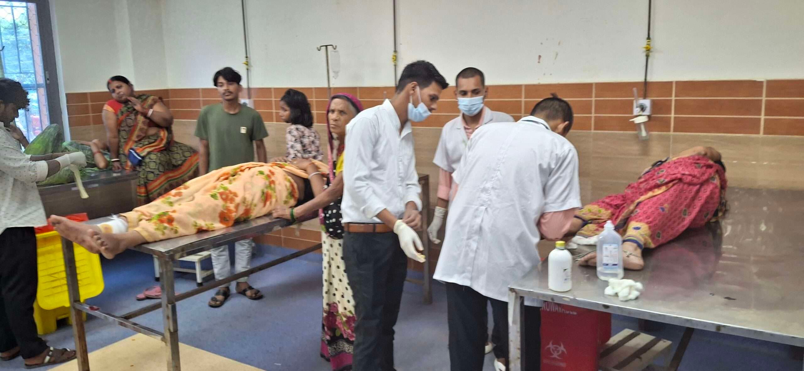 saran news. 50 साल पुरानी बाउंड्री धराशायी, पांच लोग घायल