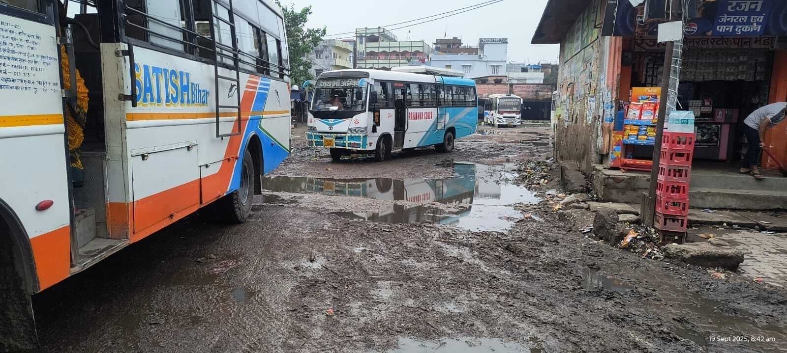 राजेंद्र बस स्टैंड कीचड़ में तब्दील, यात्री बेहाल