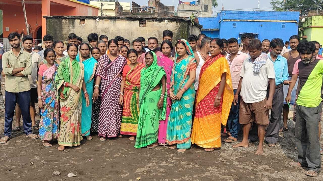 Dhanbad News : ग्रामीणों ने मंदिर के समीप खाली पड़ी जमीन को घेरने का किया विरोध