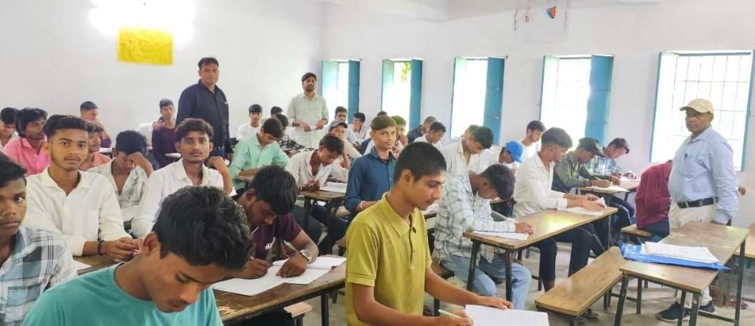 विश्वकर्मा उच्च विद्यालय में शांतिपूर्ण हुई में इंटर अर्धवार्षिक परीक्षा