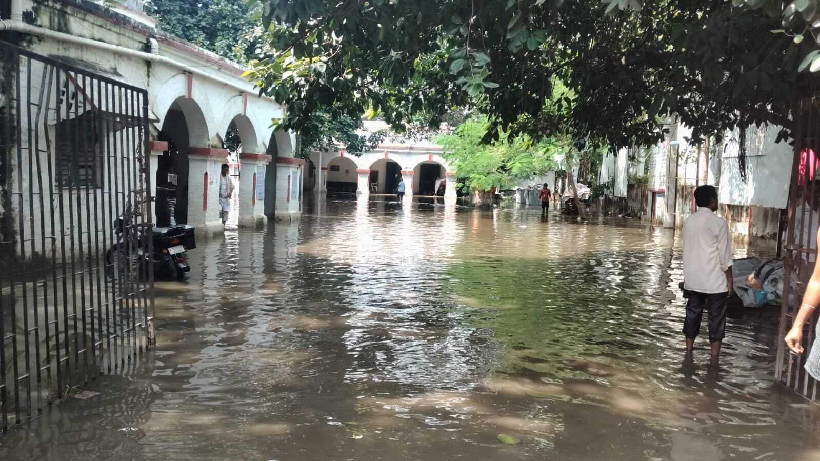 saran news. बारिश के तीन दिन बाद भी सड़कों पर जलजमाव, 70 पंपिग सेट से की जा रही निकासी