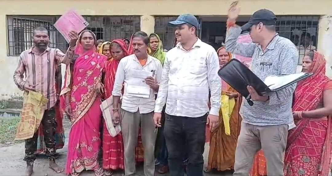 बासडीह पर्चा धारियों ने अंचल कार्यालय का घेराव कर किया प्रदर्शन