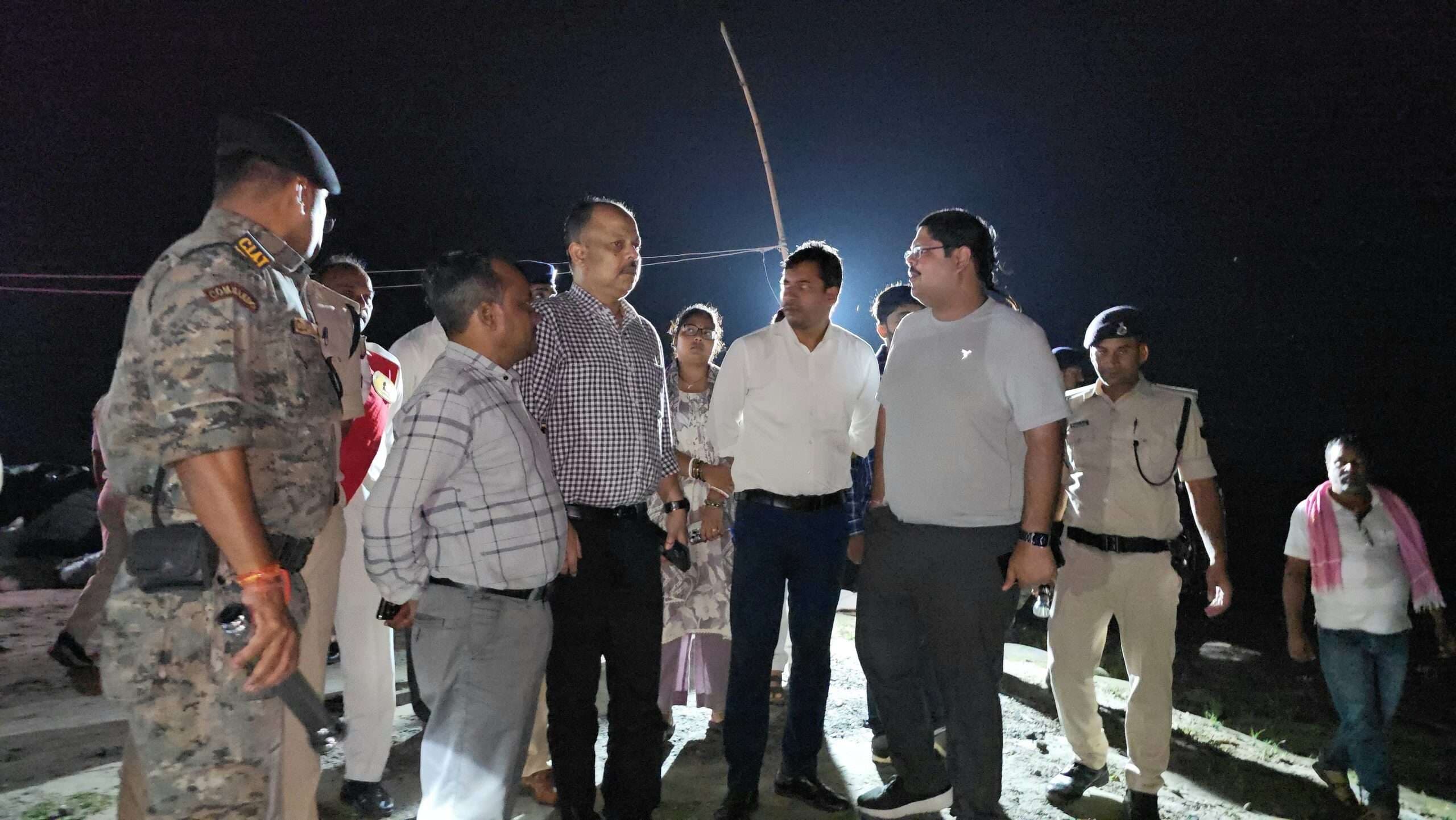 जिलाधिकारी ने देर रात किया कोसी तटबंध का निरीक्षण