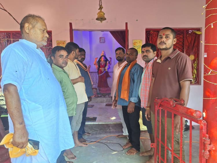 मंत्रोच्चार के साथ हुई मां लक्ष्मी की पूजा