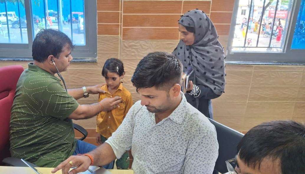 saran news. बदले मौसम को सेहत पर पड़ा असर, अस्पताल में उमड़े मरीज