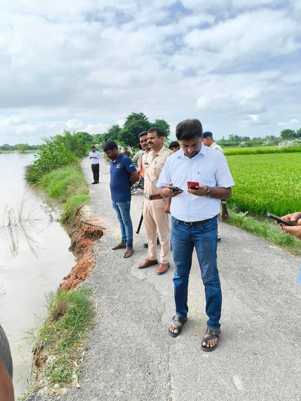Motihari: टूटे तटबंध का सीओ ने लिया जायजा