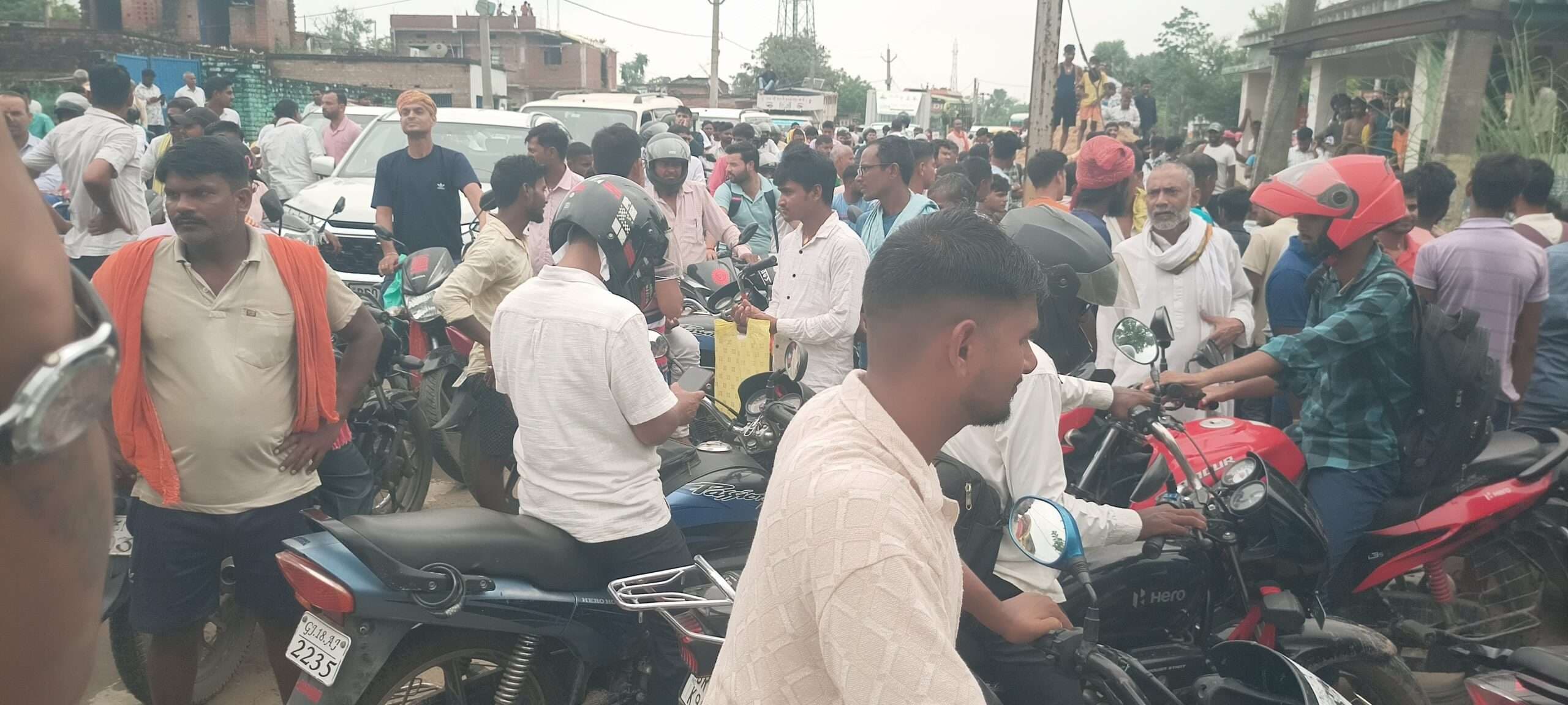 अंडरपास में पानी भरने और आवागमन बंद होने पर ग्रामीणों ने जाम की सड़क