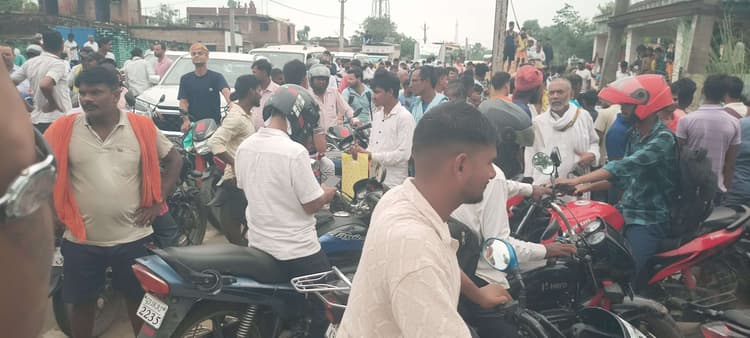 अंडरपास में पानी भरने और आवागमन बंद होने पर ग्रामीणों ने जाम की सड़क