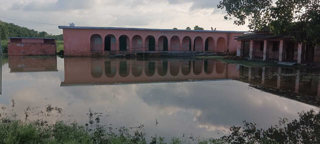 Motihari: विद्यालय में घुसा बारिश का पानी, पठन–पाठन का कार्य बाधित