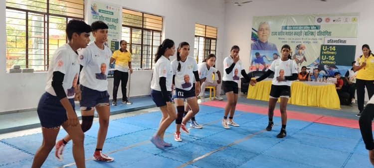 बालिका कब्बडी के मुकाबले में पटना ने सीतामढ़ी को हरा जमाया कप पर कब्जा