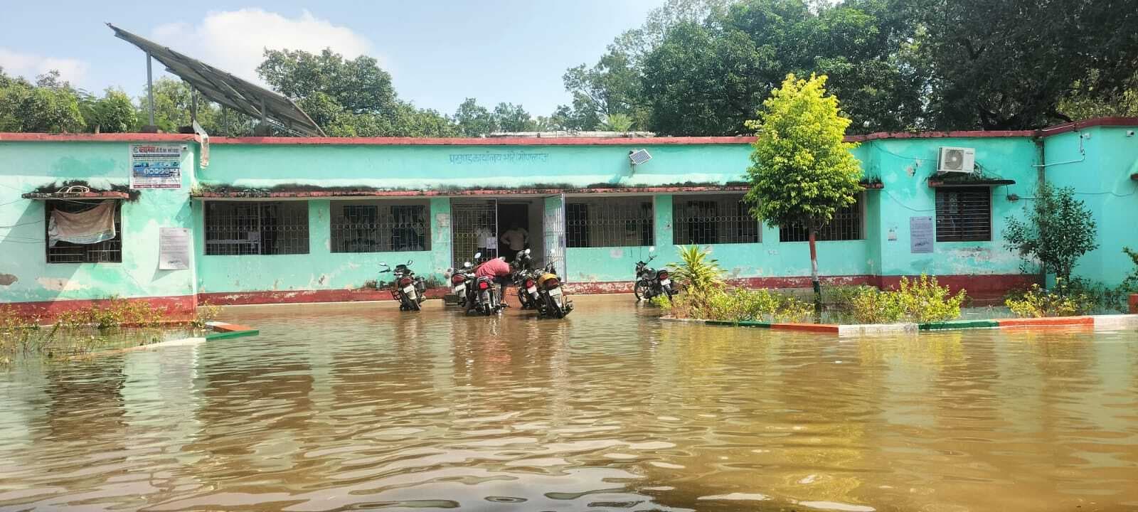 भोरे के सरकारी कार्यालयों में तीसरे दिन भी जलजमाव, आम जनता और कर्मचारियों को हो रही भारी परेशानी