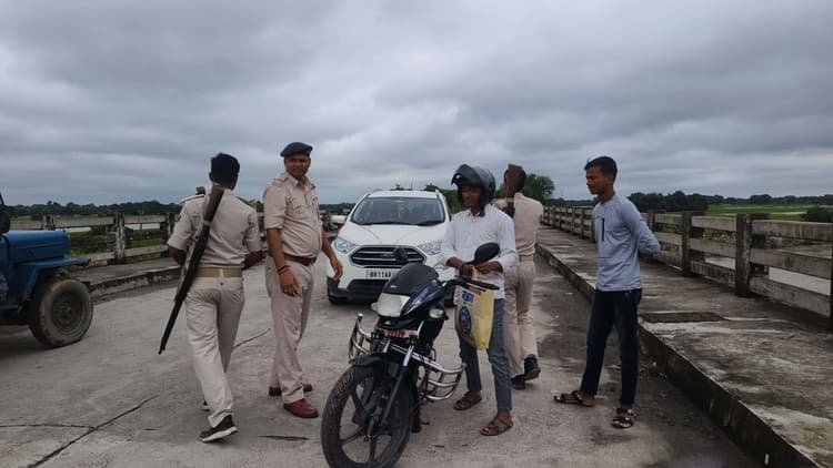 पुलिस ने की वाहनों की जांच