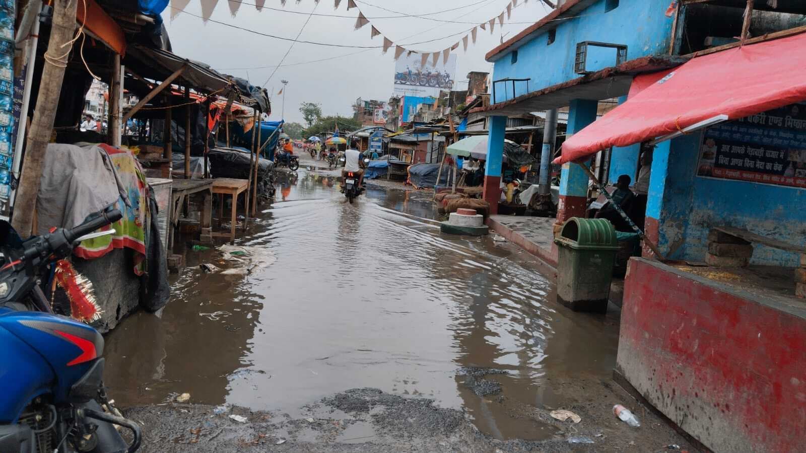 तीन दिनों से जलजमाव की समस्या झेल रहे लोग