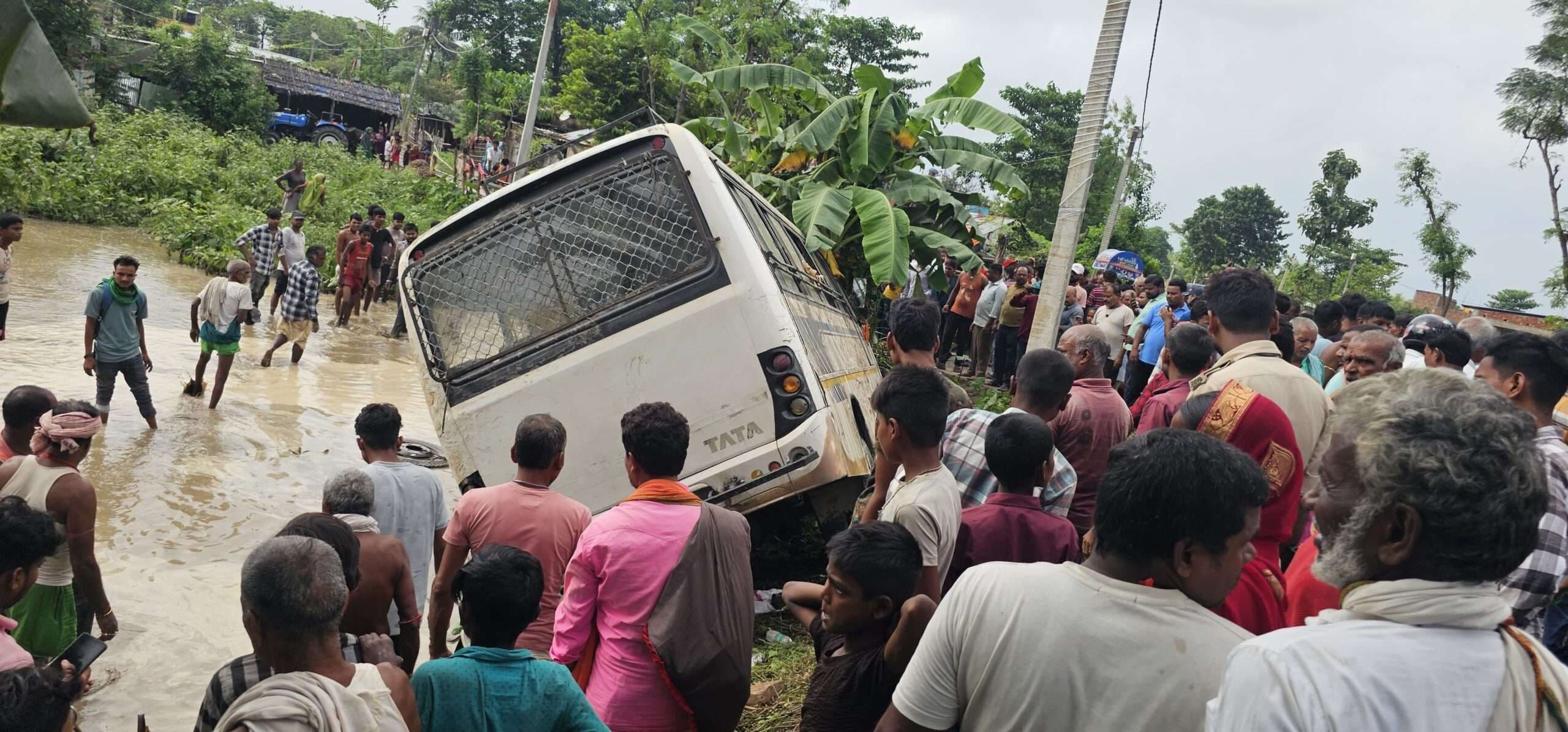हादसा : यात्री से लदी तेज रफ्तार बस टर्निंग पर पानी भरे खेत में मारी पलटी, एक की मौत एक दर्जन यात्री जख्मी