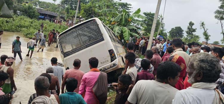 हादसा : यात्री से लदी तेज रफ्तार बस टर्निंग पर पानी भरे खेत में मारी पलटी, एक की मौत एक दर्जन यात्री जख्मी