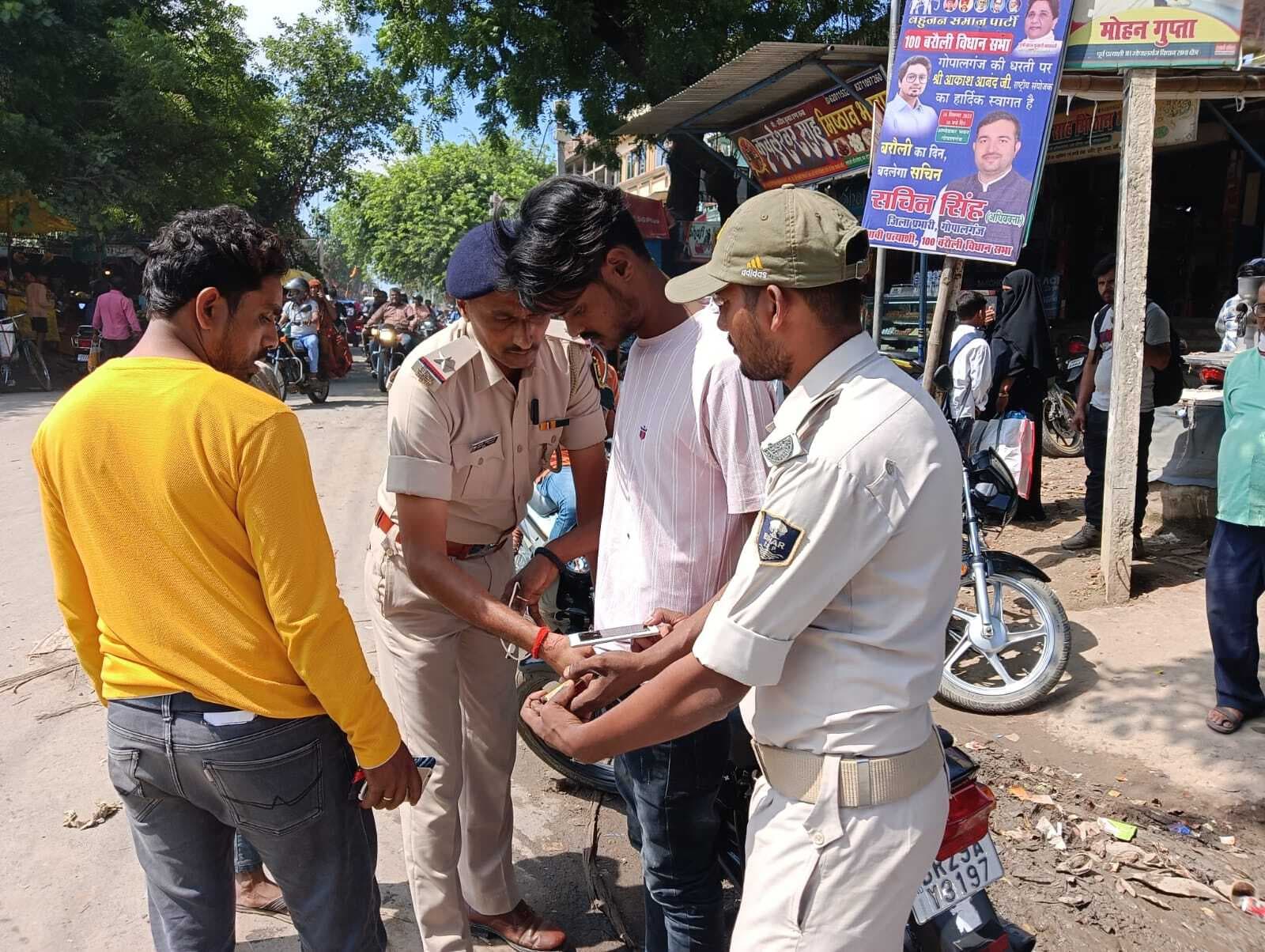 थावे बस स्टैंड पर वाहन चला जांच अभियान, चालकों में मचा हड़कंप