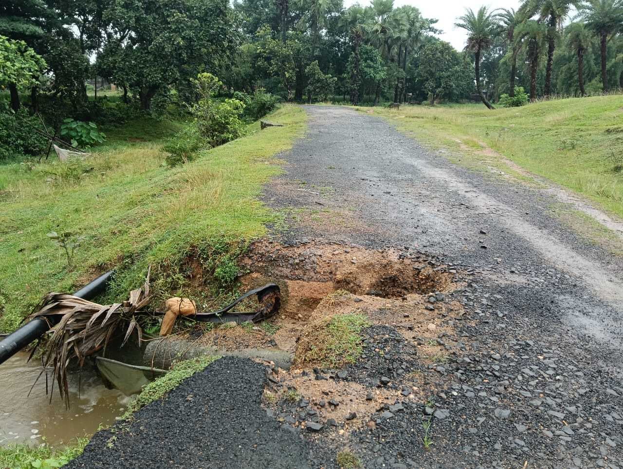 भारी बारिश से तरणी सुंदरडीह ग्रामीण सड़क क्षतिग्रस्त