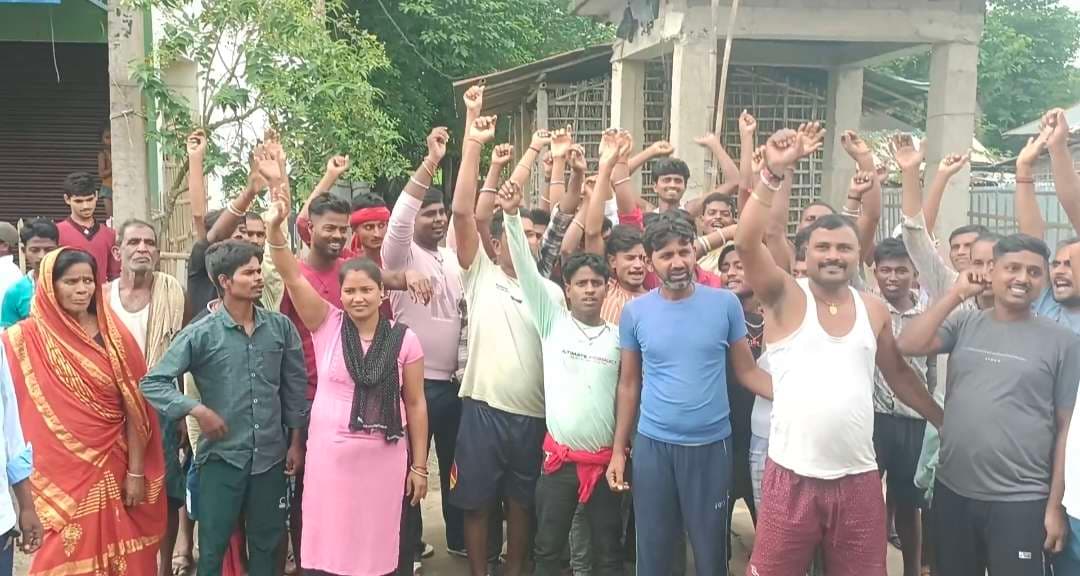 प्रावि पिपरा का गेट बंद कर ग्रामिणों ने किया प्रदर्शन