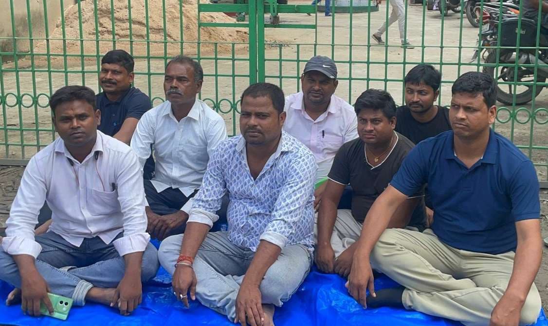 आवास नहीं तो वोट नहीं के नारे के साथ नगर पार्षदों ने दिया धरना