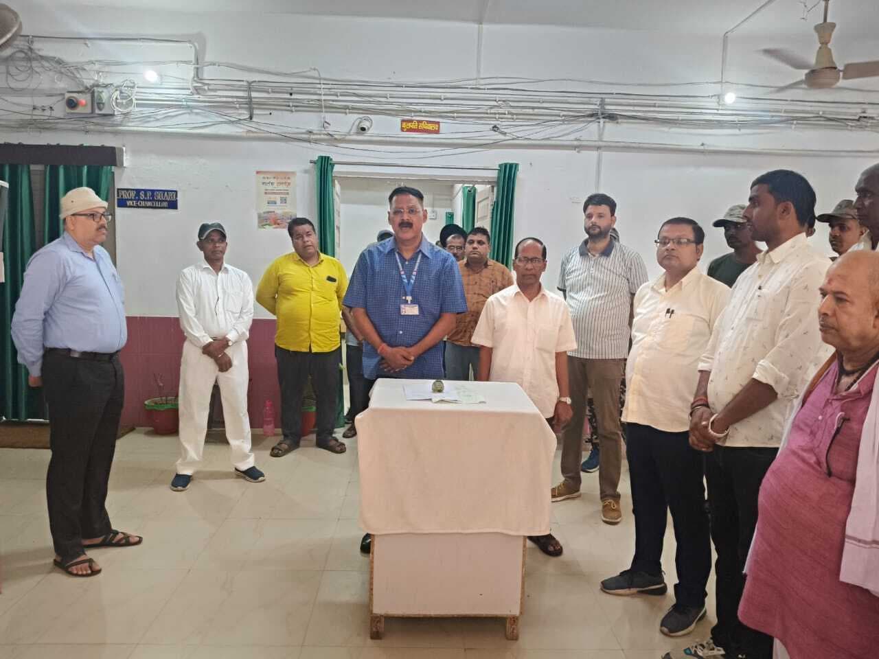 आदेशपाल उमेश यादव के निधन पर  एमयू में शोकसभा