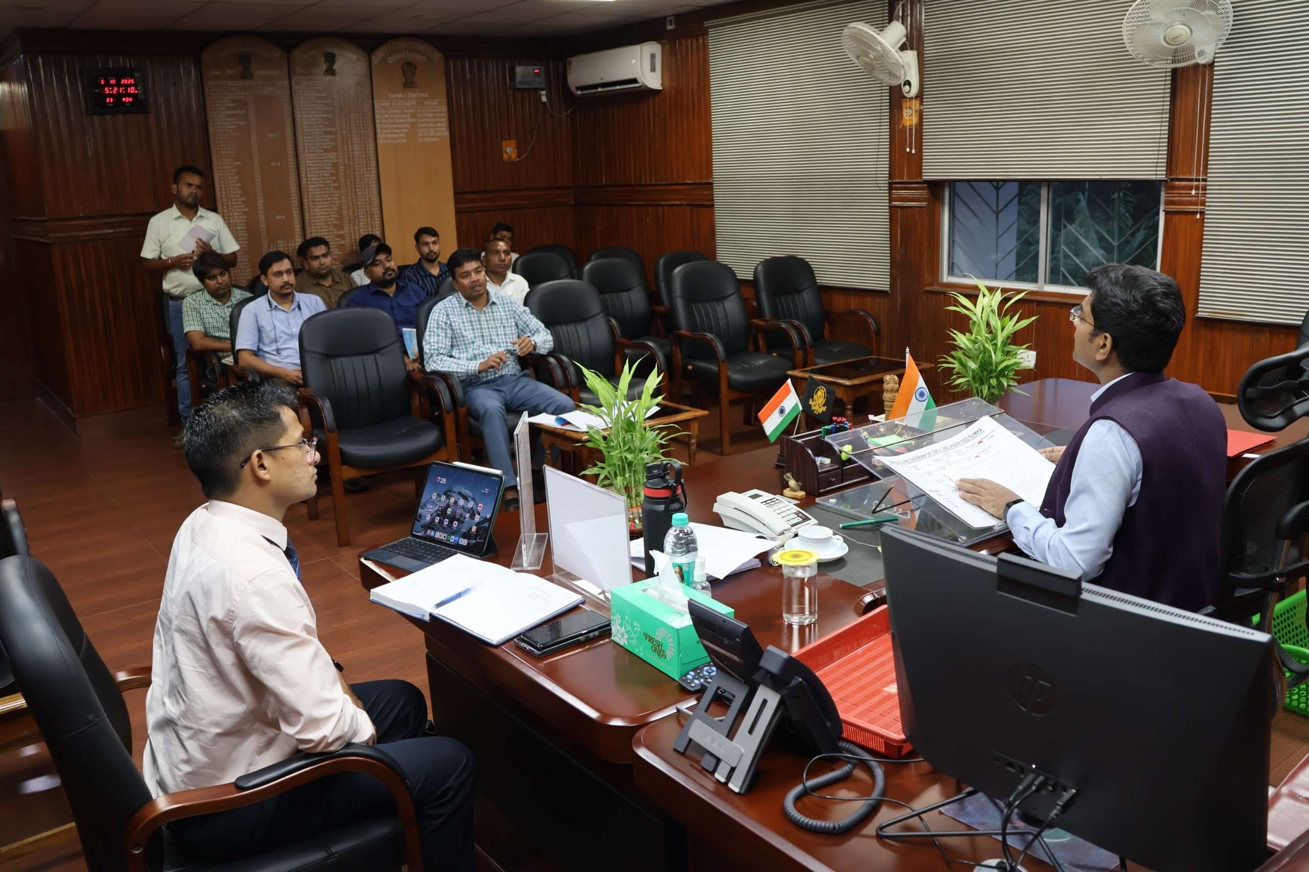 दीपावली से पहले सभी ट्रांसफॉर्मरों की करें जांच, तकनीकी खराबी से न हो बिजली बाधित: डीसी