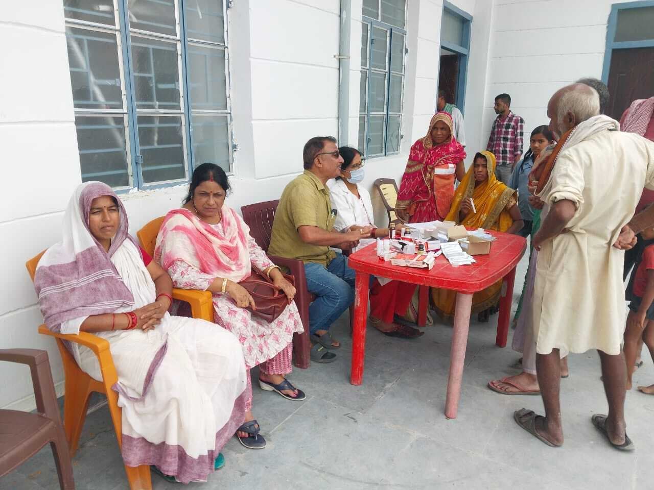 लोगों के घर-आंगन में घुस गया है बाढ़ का पानी