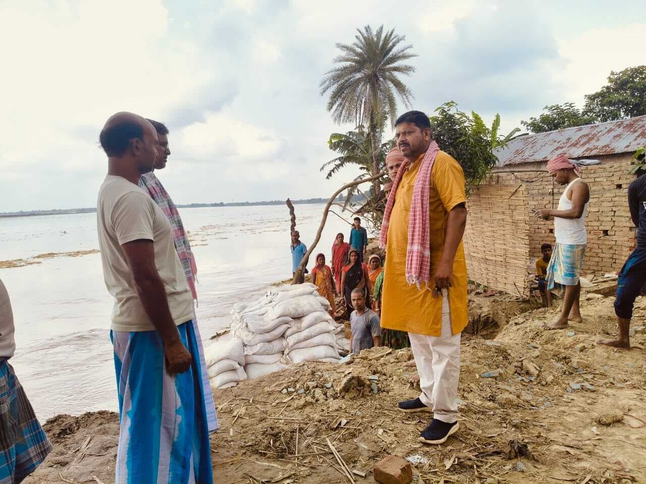 पीपल टोला में महानंदा का कटाव जारी, विभाग बेखबर